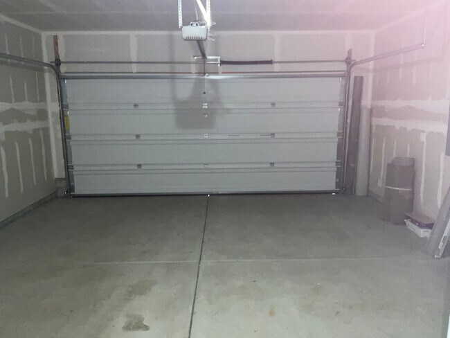 Building Photo - Beautiful 4 Bedroom, 2.5 Bath Home Availab...