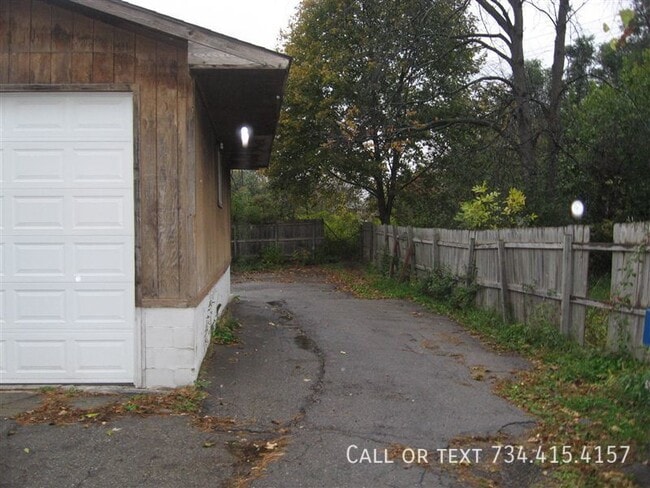 Building Photo - 2866 Golfside Rd