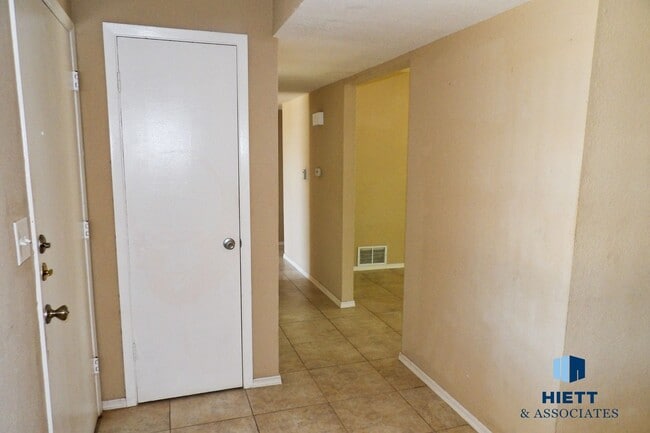Building Photo - Gorgeous Upper Valley rental home