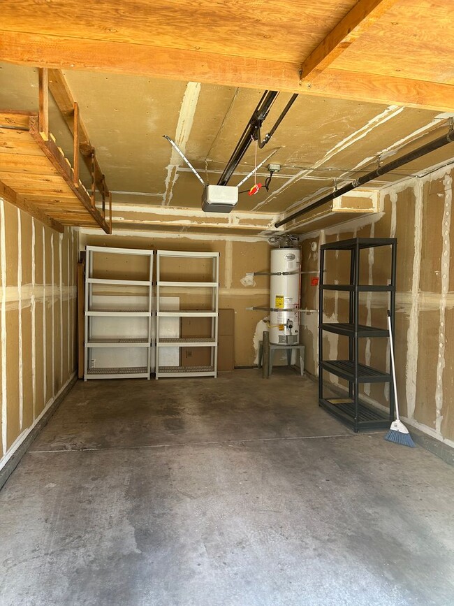 Building Photo - Condo, ready for move-in!