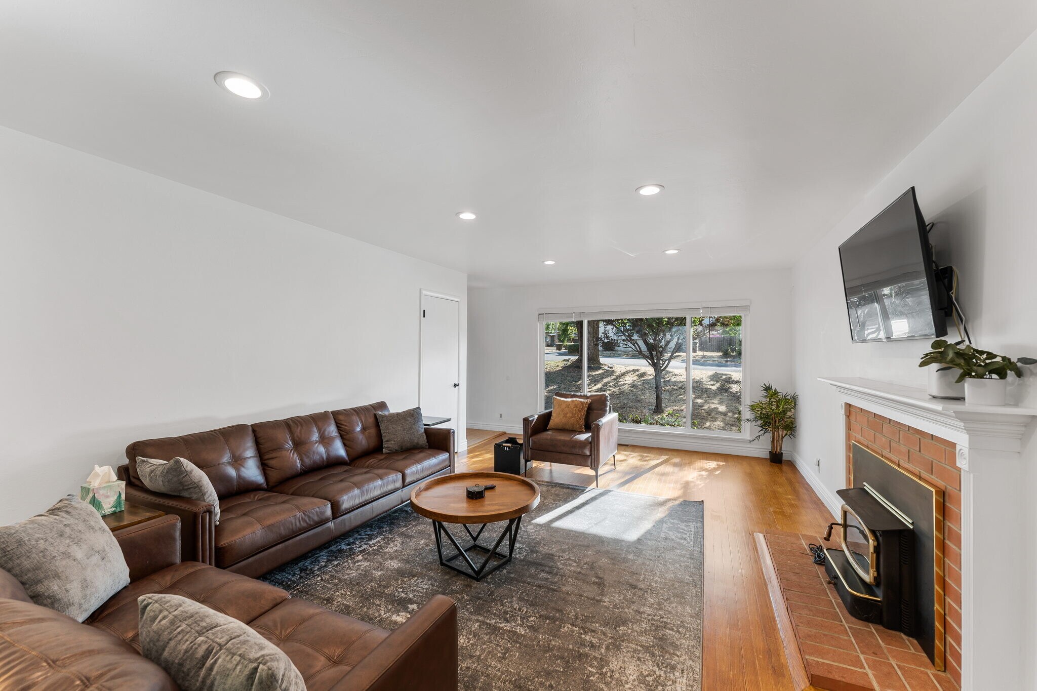 Building Photo - 200 Los Ranchitos Rd