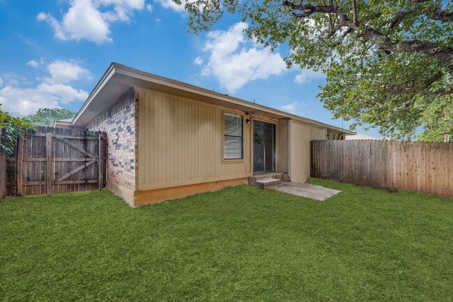 Building Photo - Updated 2 Bed, 2 Bath Home in Desirable Location