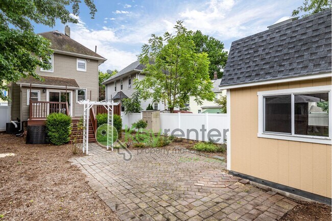 Building Photo - Spacious 3BR Home with Finished Attic, Fenced Yard & Easy NYC Commute – No Broker Fee