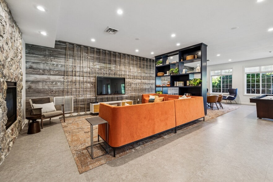 Building Photo - Lakeside Village Apartment Homes