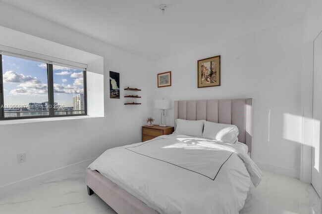 Building Photo - 700 NE 24th St