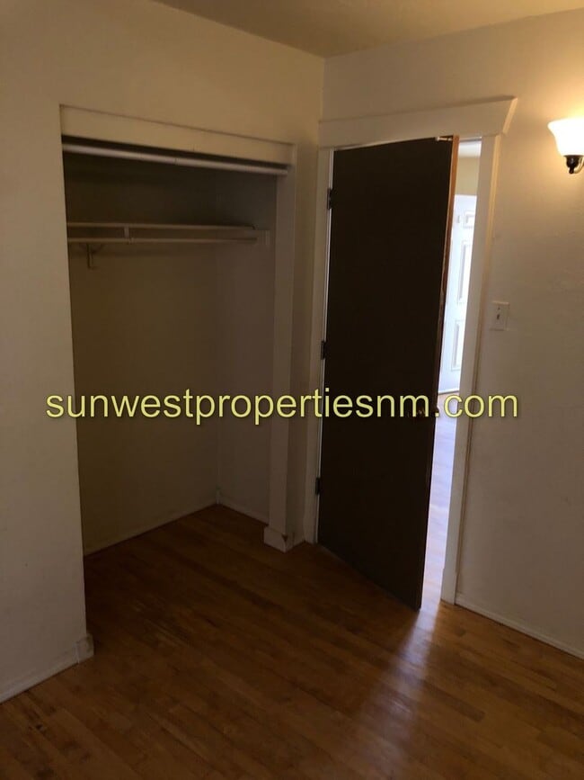 Building Photo - 2 Bed, 1 Bath, Duplex In Aztec
