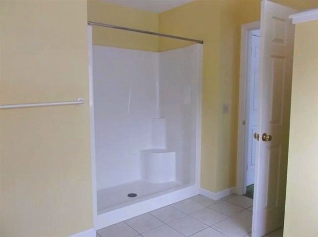 Building Photo - Spacious  South Burlington Townhouse for R...