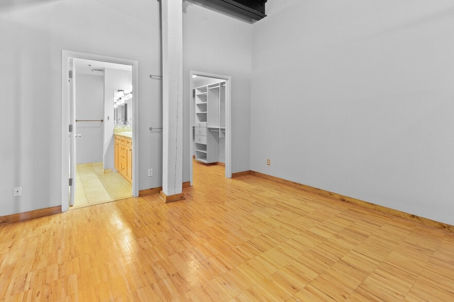 Building Photo - 200 River Place Dr