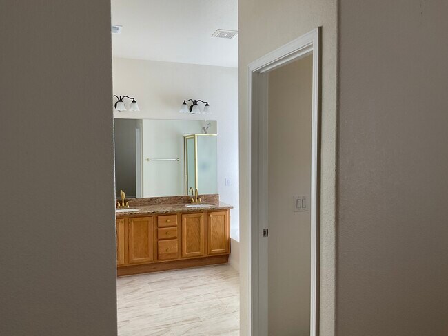 Building Photo - 4307 E South Fork Dr