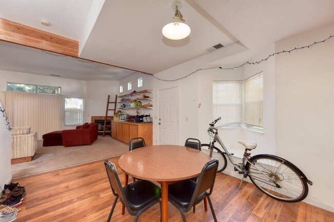 Building Photo - Spacious townhome close to UCD