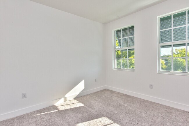 Building Photo - 3 BEDROM 3 BATH TOWNHOUSE IN VILLA MAR BON...