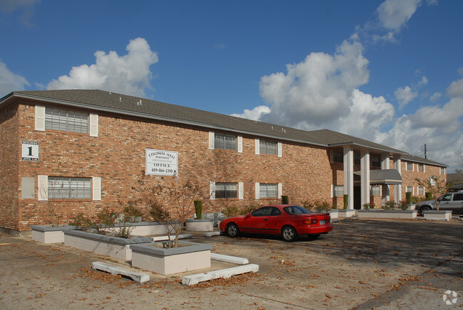 Building Photo - Colonial West