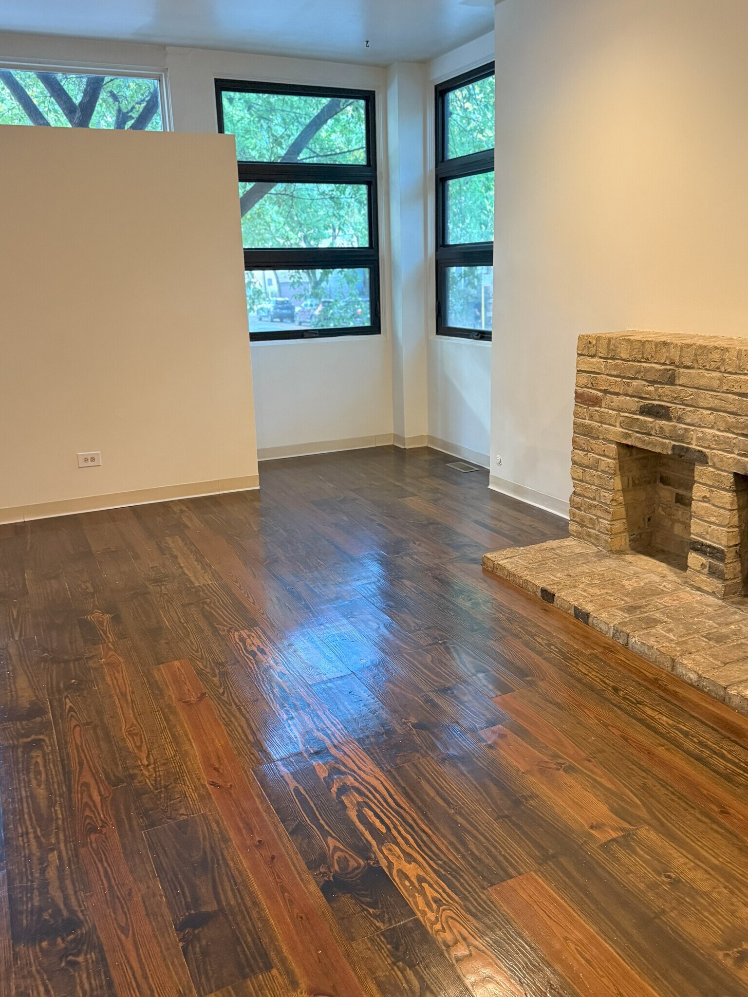 living room and decorative fireplace - 2059 N Clifton Ave