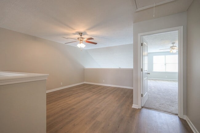 Building Photo - 911 Dahlia Dr