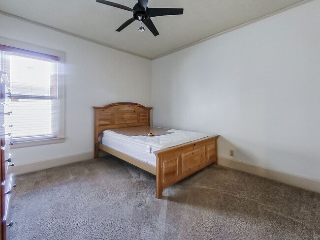 Building Photo - Welcome to this beautiful 2 bedroom, 2 bat...