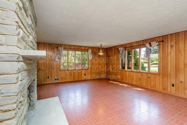 Building Photo - 3233 Holly Hill Dr
