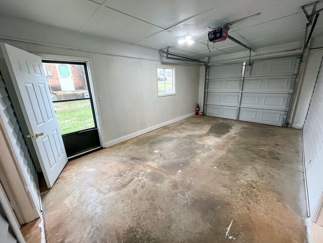 Building Photo - Cozy 3 Bedroom, 1 1/2 Bathroom Near Downto...