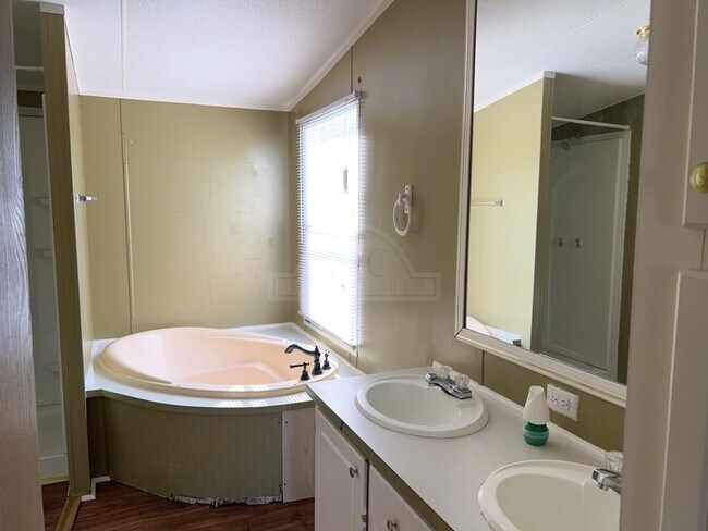 Building Photo - 3406 Valencia Dr