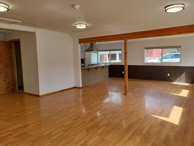 Building Photo - Commercial Lease Opportunity – Jacksonville, Oregon