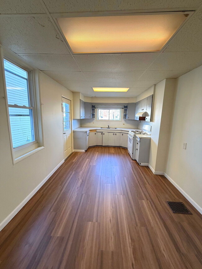 Building Photo - 631 E Madison St