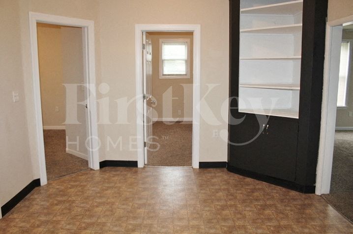 Building Photo - 304 E 4th St