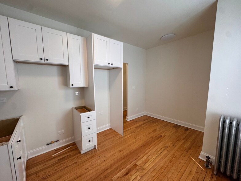 Building Photo - 6422 N Greenview Ave