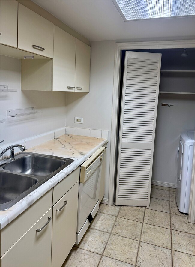 Building Photo - 3525 Sage Rd