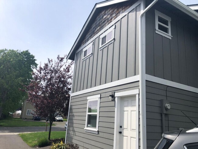 Building Photo - Newer Pet Friendly Home with detached Garage close to Barkley Trail system