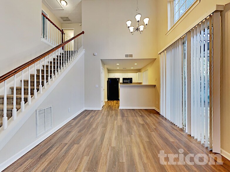 Building Photo - 102 W Oaks Pl