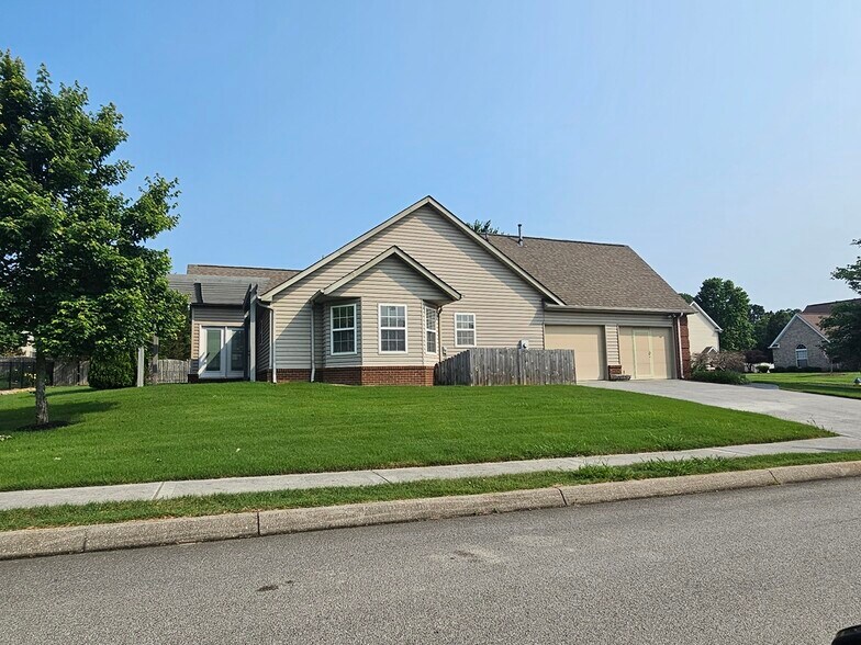 Building Photo - 13038 Peach View Dr