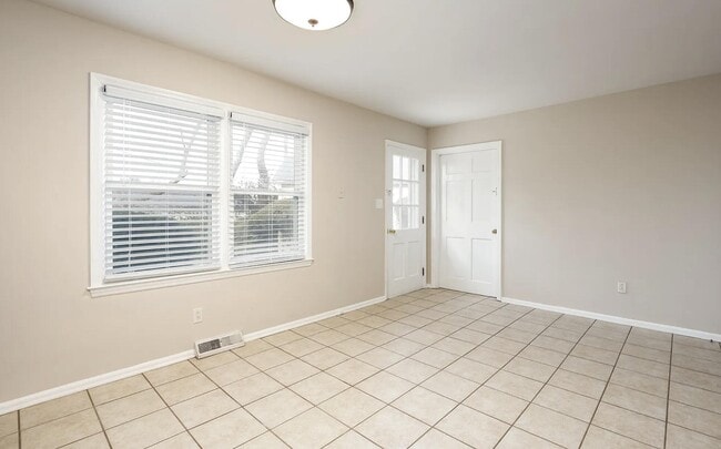 Building Photo - 305 Lakeshore Dr