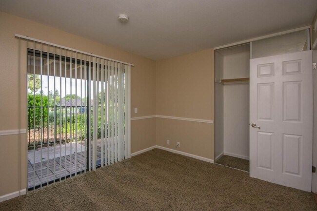 Building Photo - 3 Bedroom La Costa Home!