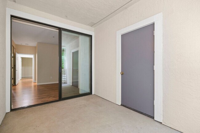 Building Photo - Beautiful single level condo, lower level ...