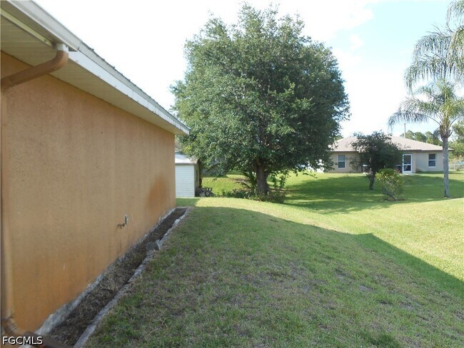 Building Photo - 1221 Belair St E