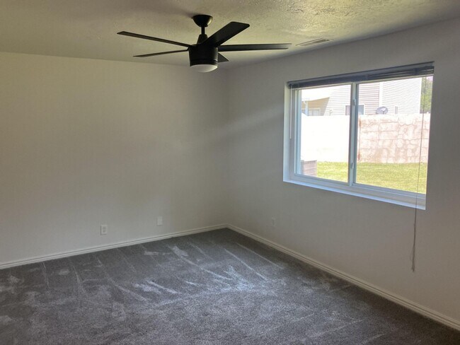 Building Photo - 3 Bed 2 Bath Single Level Patio Home