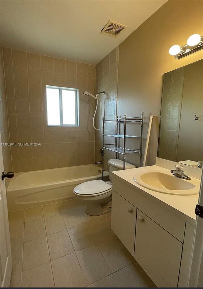 Building Photo - 390 NE 35th Ave