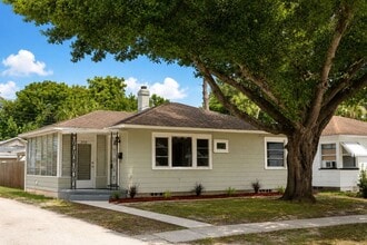 Building Photo - 2 Bedroom, 1 Bathroom Home for Rent in St Pete!