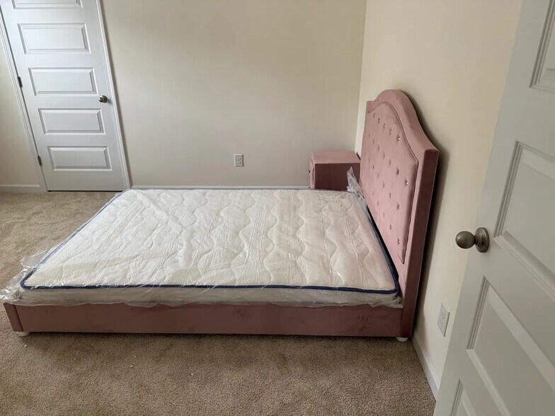 Building Photo - Room in House on Flat Rock Point