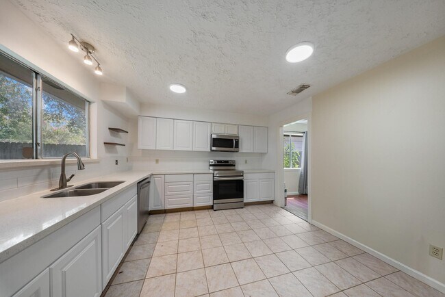 Building Photo - 15738 Tammany Ln