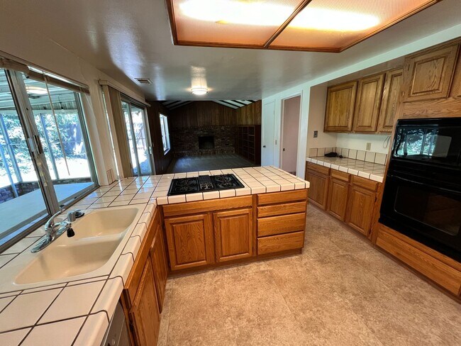 Building Photo - Spacious Home in Wonderful Davis Neighborhood!