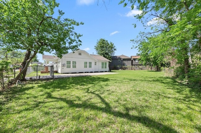 Building Photo - 3916 Kennon St