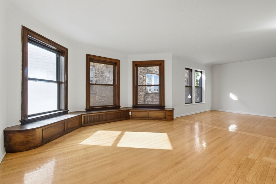 Building Photo - 3939 N Pine Grove Ave