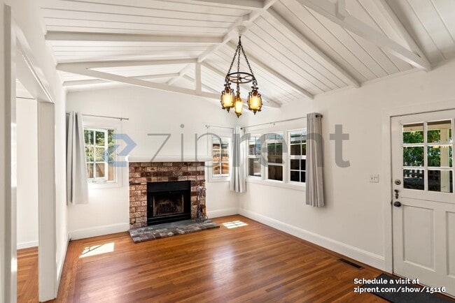 Building Photo - 632 Acacia Ln