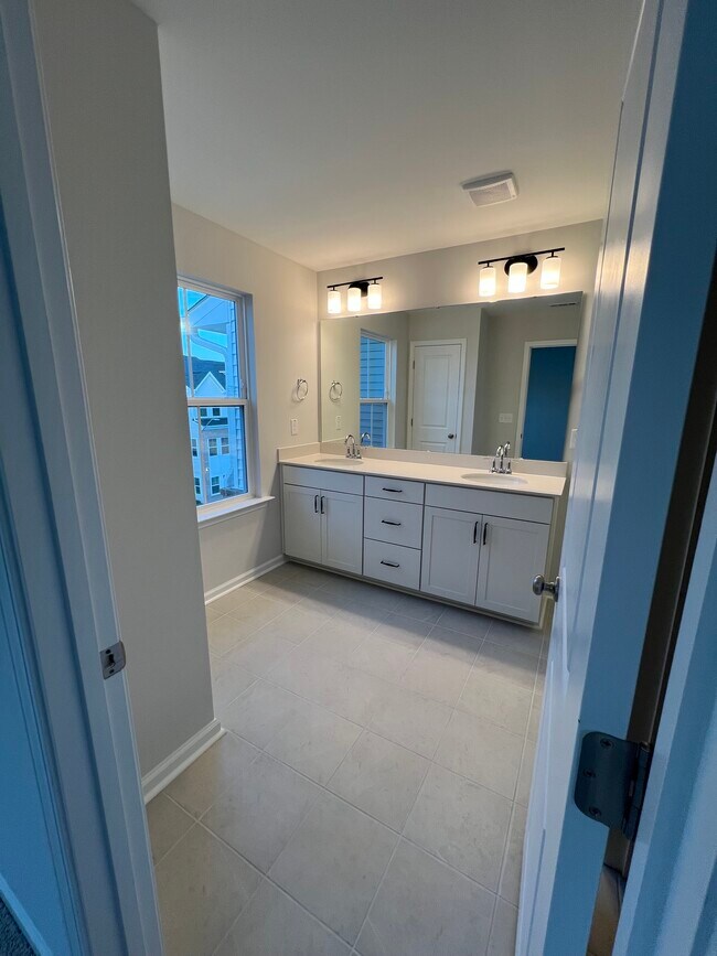 Building Photo - 375 Chesapeake Cmns St