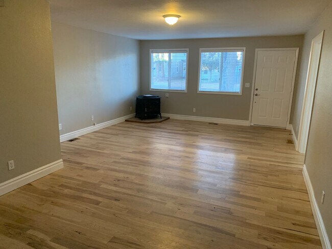 Building Photo - Spacious 4-Bedroom Home in Berkeley – Grea...