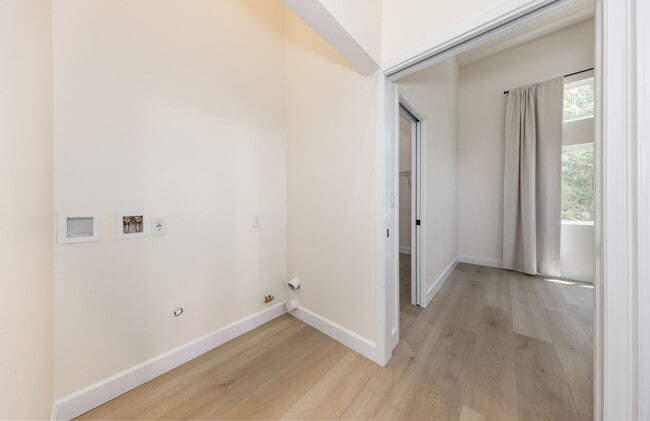 Building Photo - Beautiful 2 Bedroom Back House
