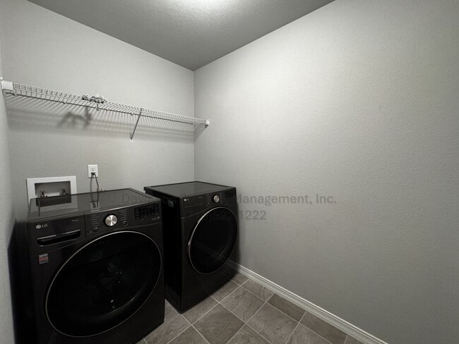 Building Photo - Gorgeous 3 Bedroom Townhouse Located in No...