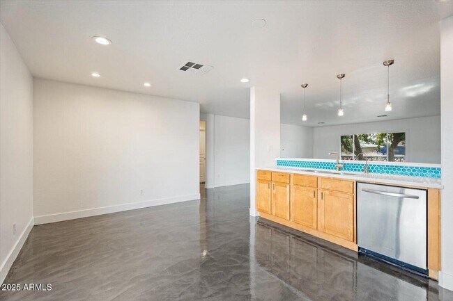 Building Photo - 8524 E Edgemont Ave