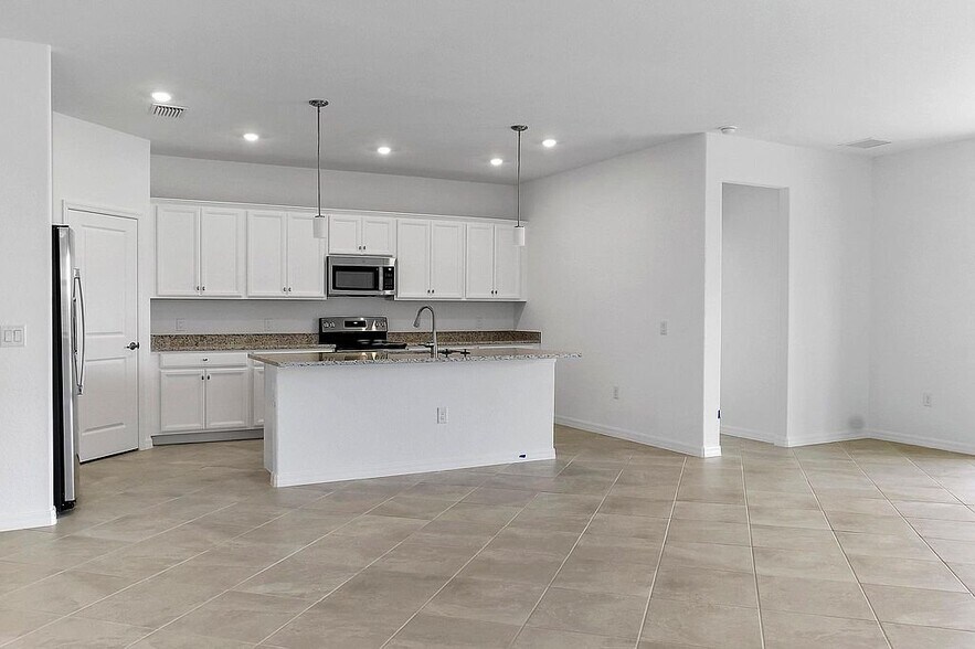 Building Photo - 14882 Portico Blvd