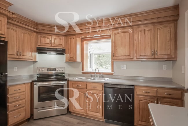 Building Photo - Stunning 3BR, 1.5BA brick home